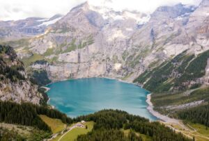 Panoramic view of an Alpine lake near Interlaken for scenic day trips and transfers 