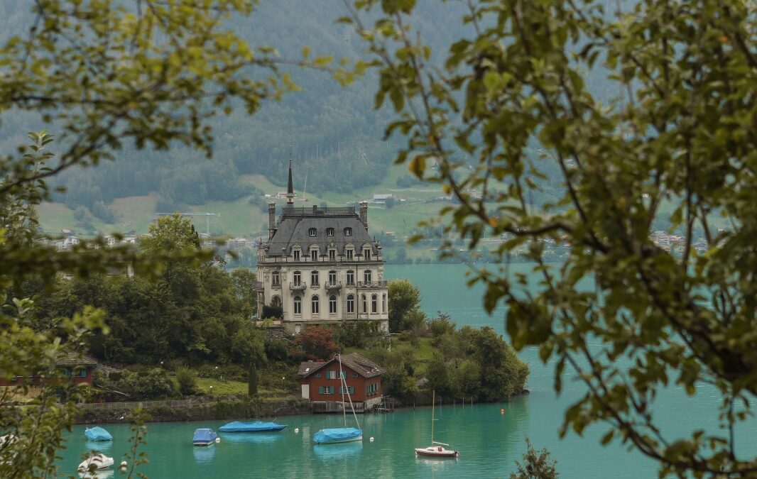 The Ultimate Travel Guide to Interlaken : Top Attractions & Things to Do 